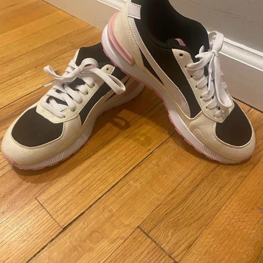 Kids puma size 5 shoes